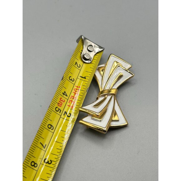 Vintage Signed TRIFARI White Enamel Ribbon Bow Pin Brooch Gold Tone Metal - Picture 8 of 8